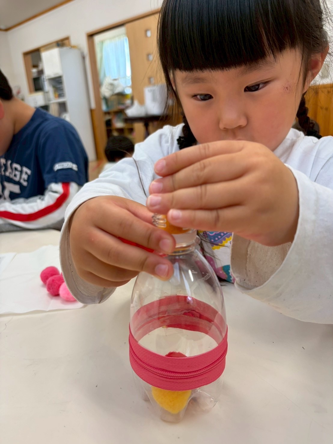 ペットボトルを使った制作活動に取り組むお子様