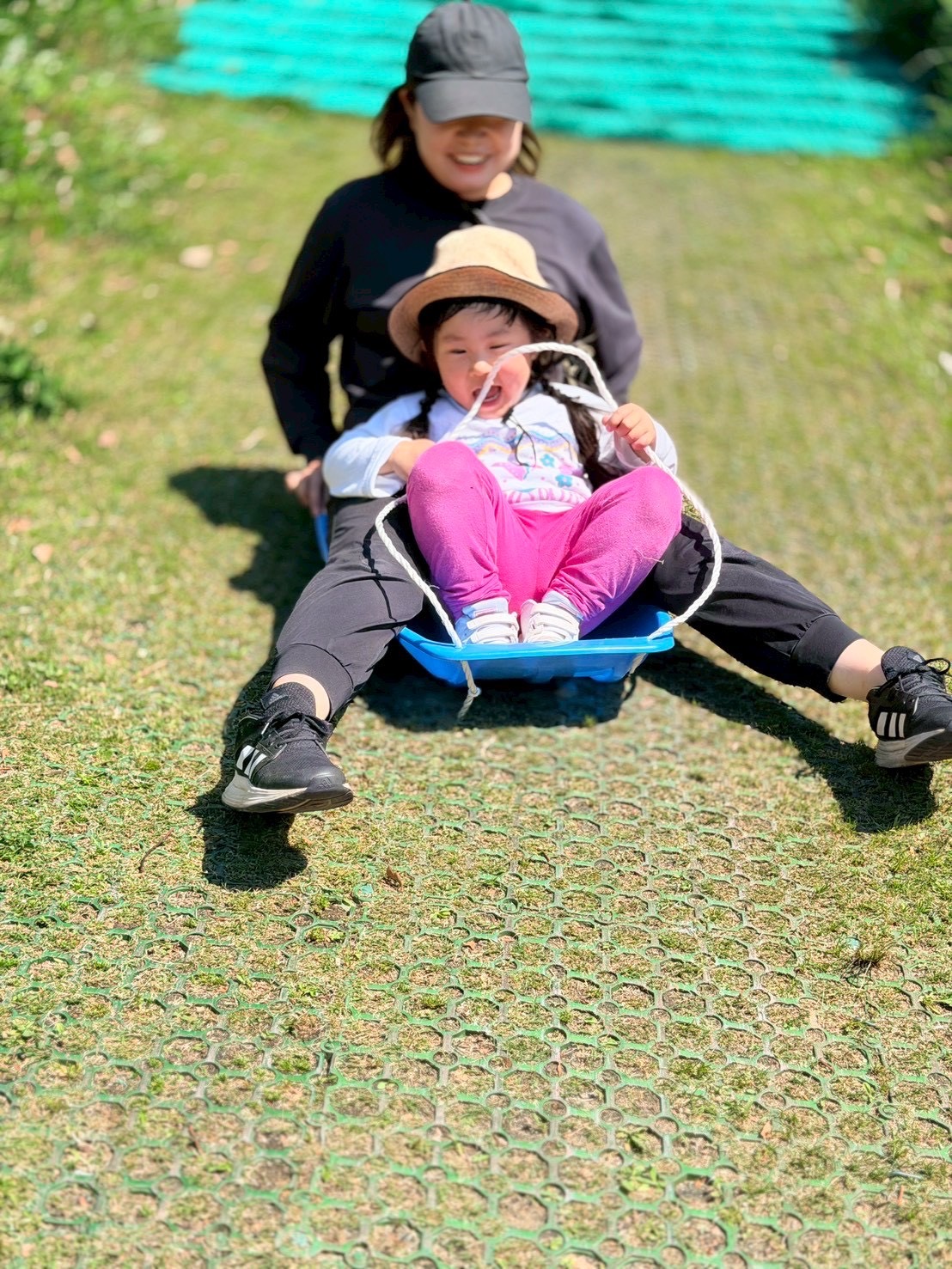 スタッフと一緒にそり遊びを楽しむお子様の様子