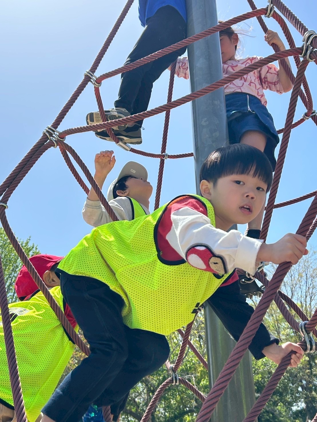 公園の遊具で元気に活動するお子様